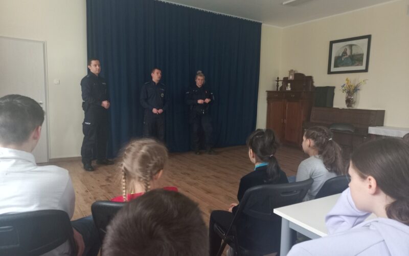 Wołowscy policjanci odwiedzili Zespół Placówek Opiekuńczo-Wychowawczych ''Wiosna'' w Krzydlinie Małej