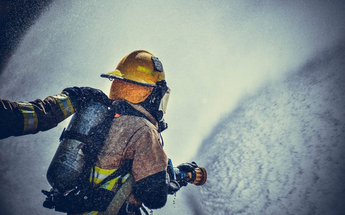 Strażacy w akcji. Pożar zamiatarki PGK w Wołowie /fot. pexels